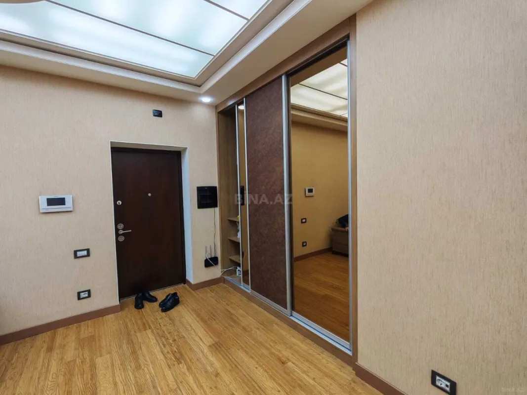 Satılır 4 otaqlı mənzil 185 m²