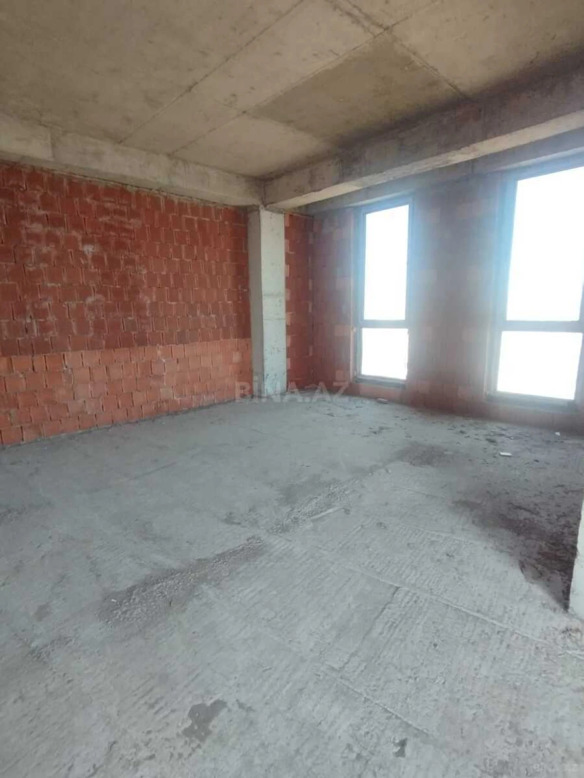 Satılır 4 otaqlı mənzil 181 m²