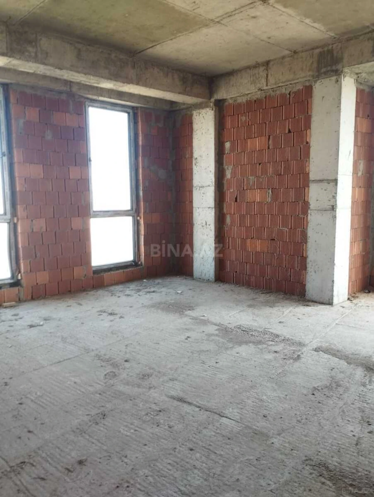 Satılır 4 otaqlı mənzil 181 m²