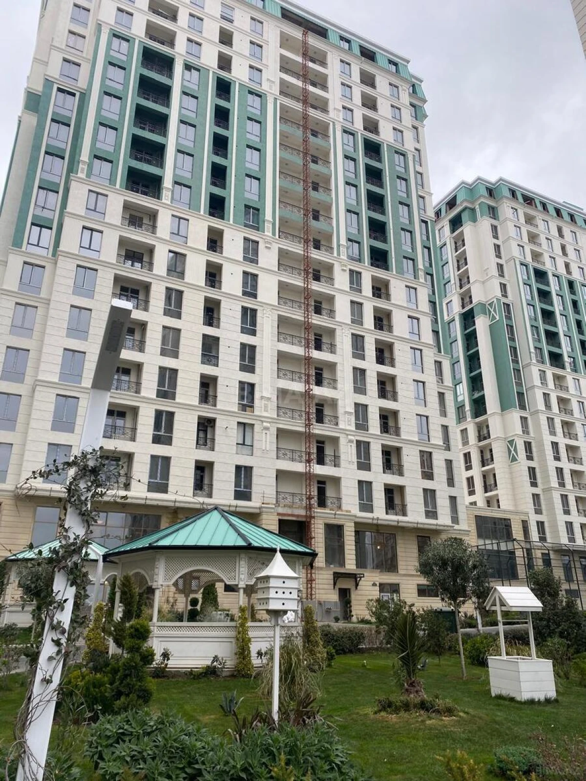Satılır 4 otaqlı mənzil 181 m²