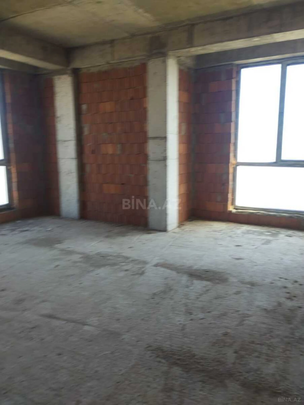 Satılır 4 otaqlı mənzil 181 m²