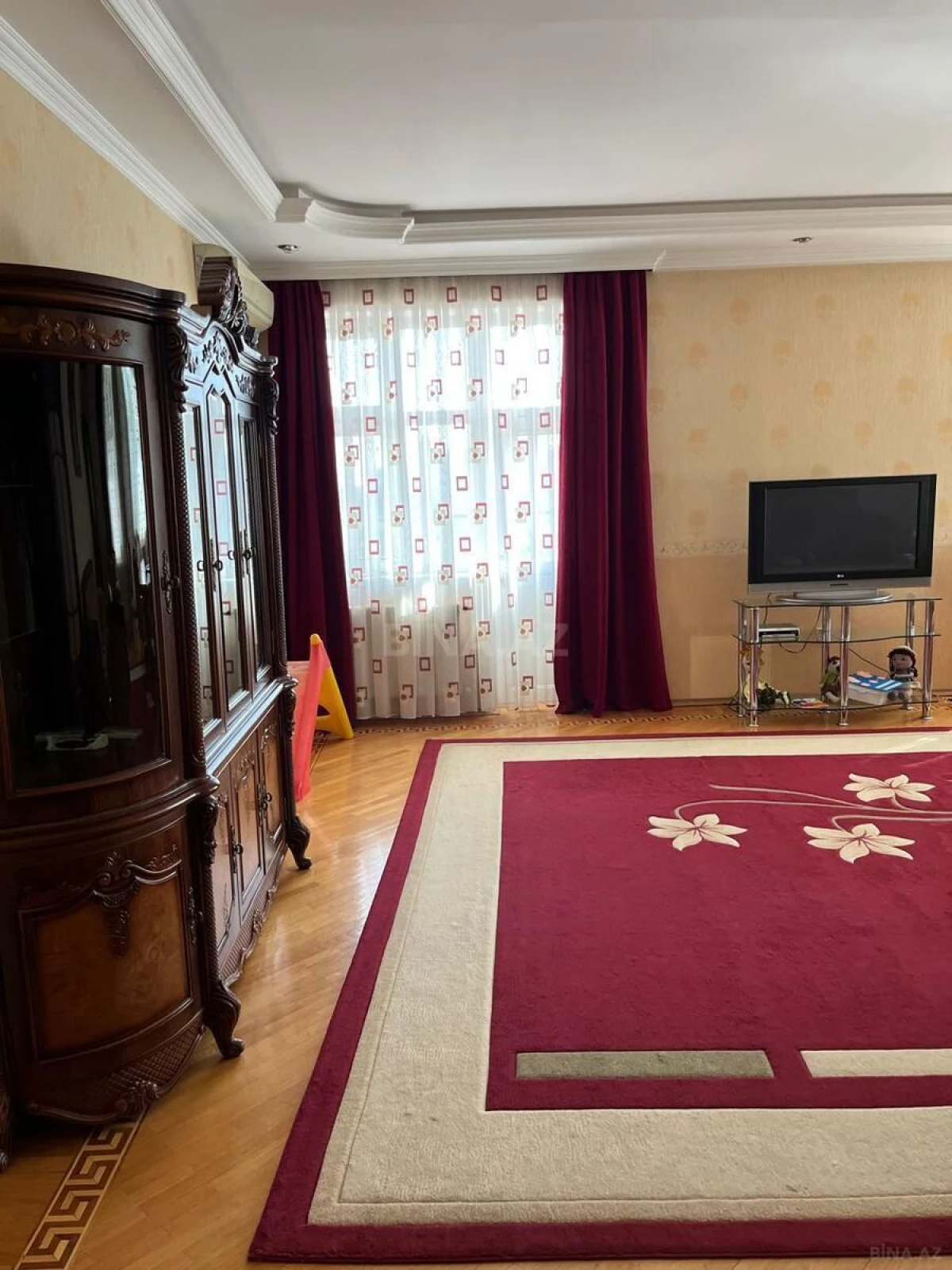 Satılır 3 otaqlı mənzil 180 m²