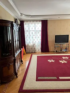 Satılır 3 otaqlı mənzil 180 m²