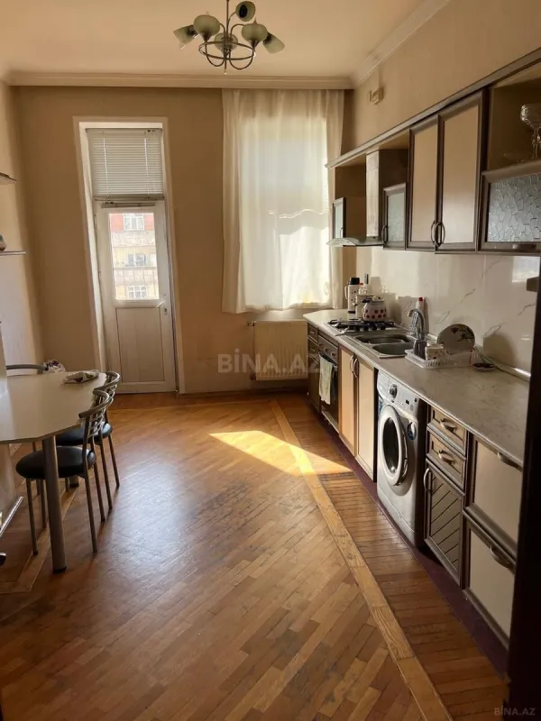 Satılır 3 otaqlı mənzil 180 m²