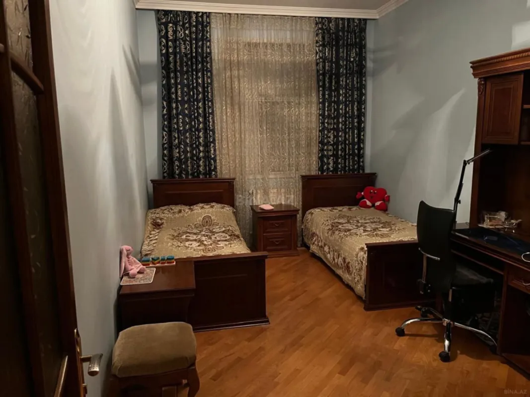 Satılır 3 otaqlı mənzil 180 m²