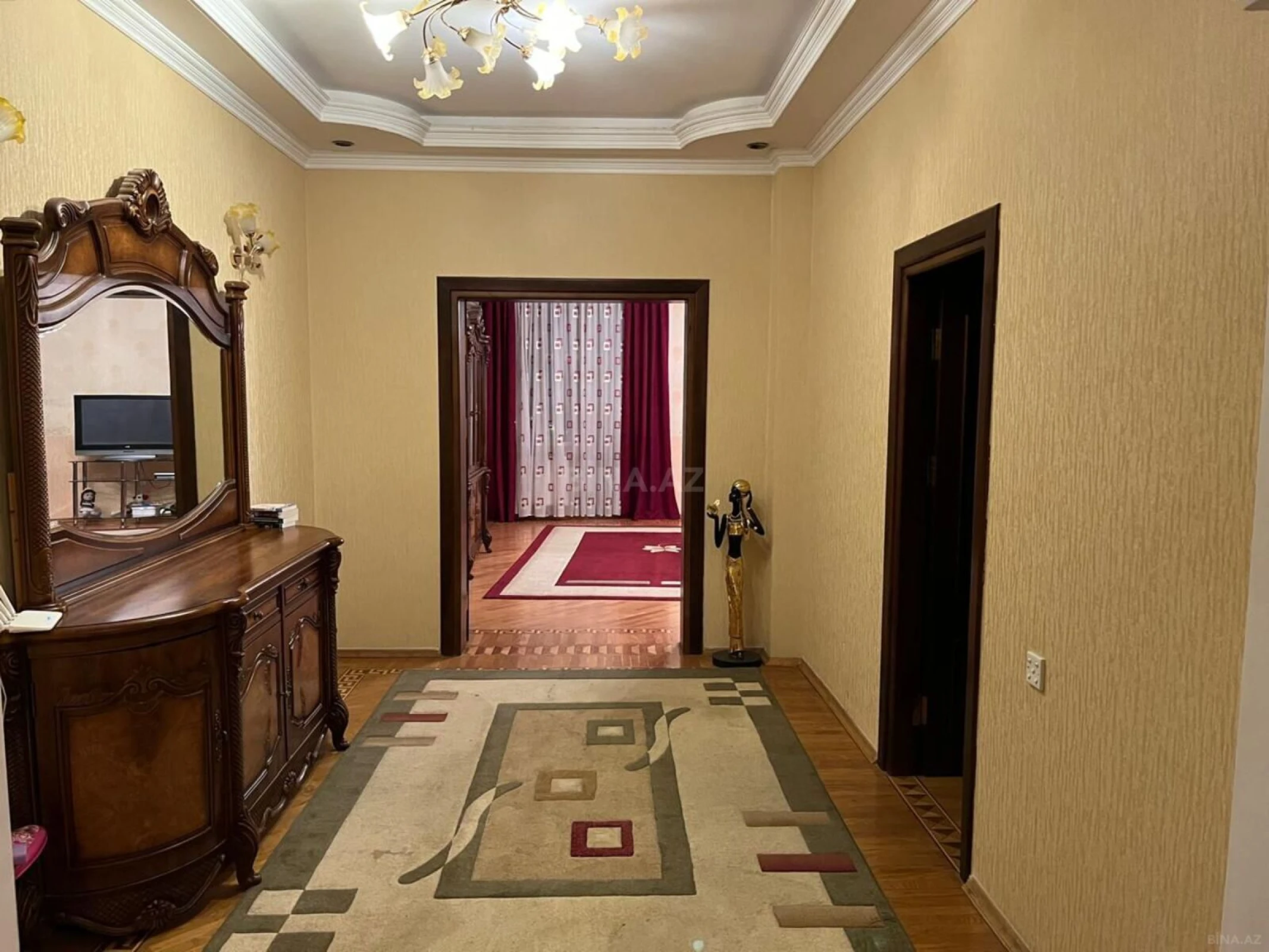 Satılır 3 otaqlı mənzil 180 m²