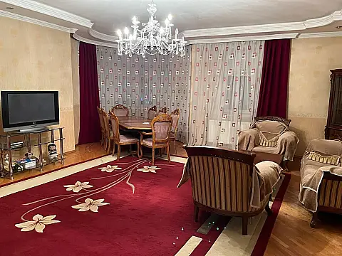 Satılır 3 otaqlı mənzil 180 m²
