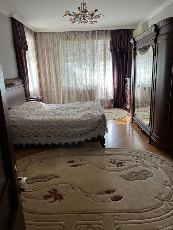 Satılır 3 otaqlı mənzil 180 m²