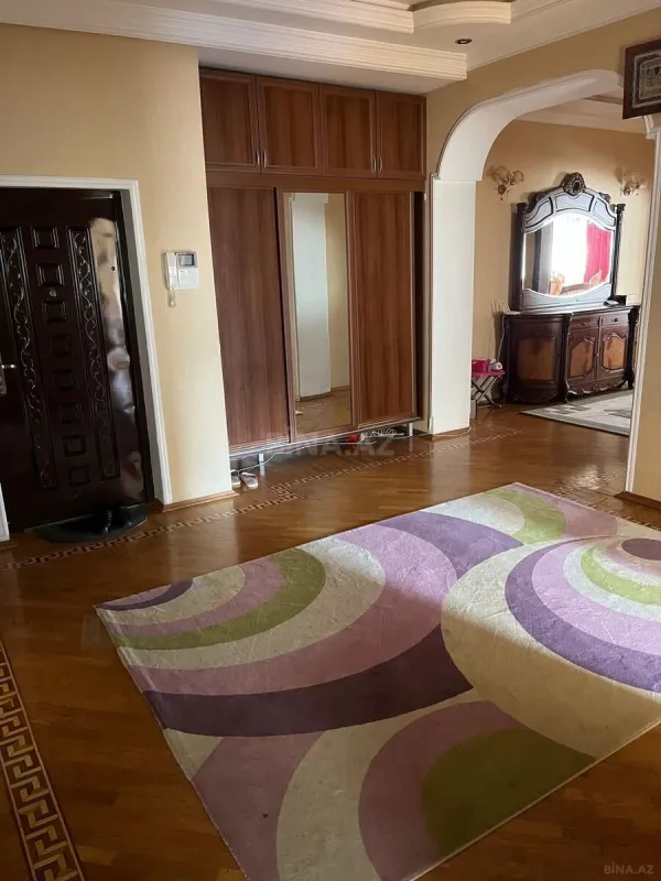 Satılır 3 otaqlı mənzil 180 m²