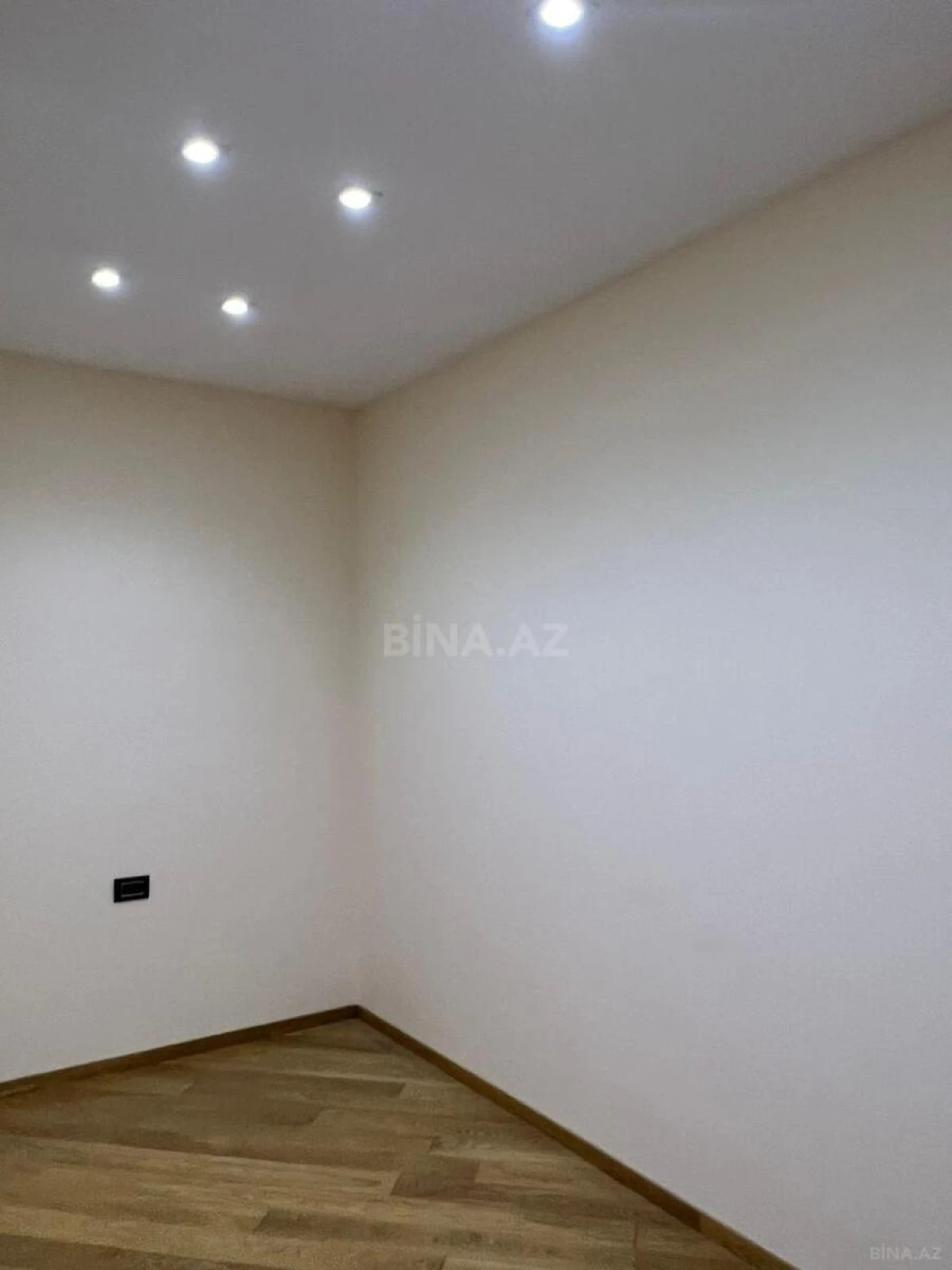 Satılır 4 otaqlı mənzil 157 m²