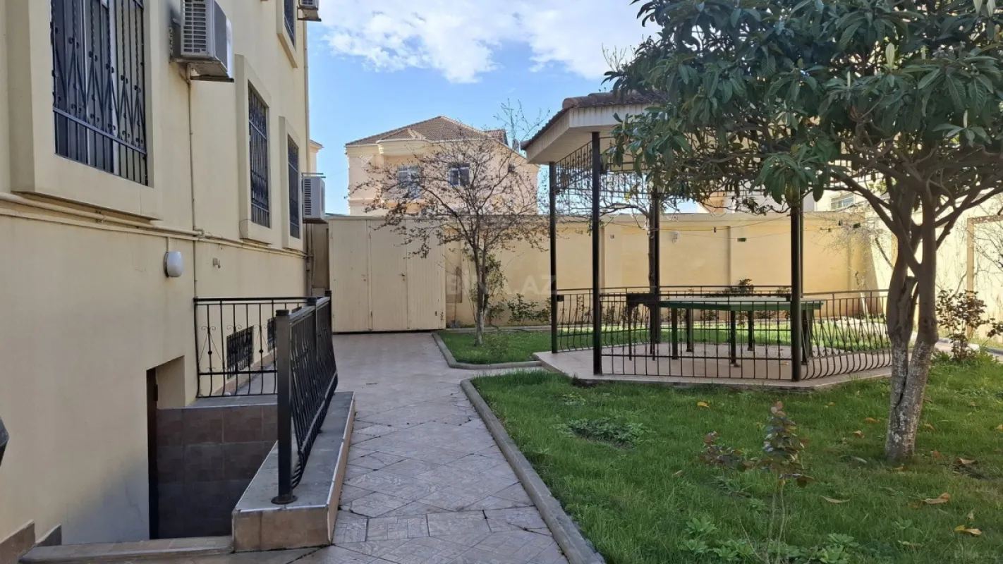 Satılır 7 otaqlı həyət evi 650 m²