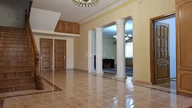 Satılır 7 otaqlı həyət evi 650 m²