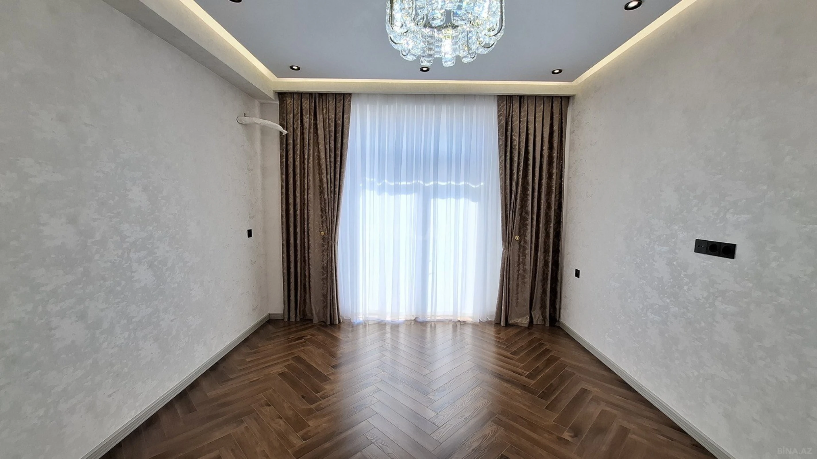 Satılır 2 otaqlı mənzil 82 m²