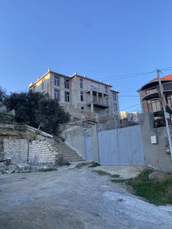 Satılır 12 otaqlı həyət evi 6000 m²