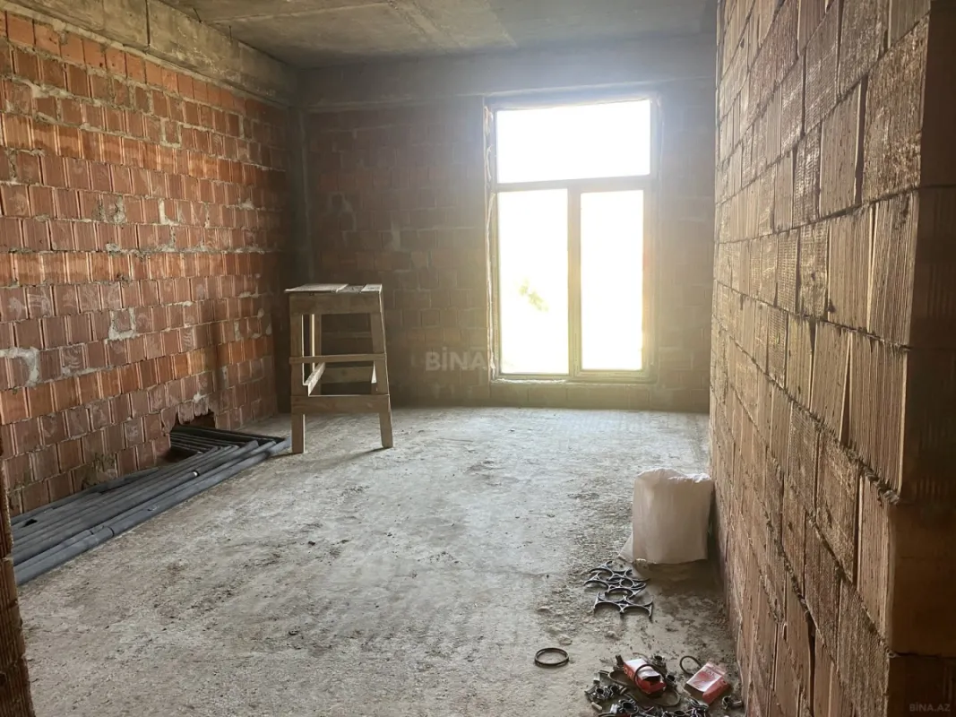 Satılır 12 otaqlı həyət evi 6000 m²