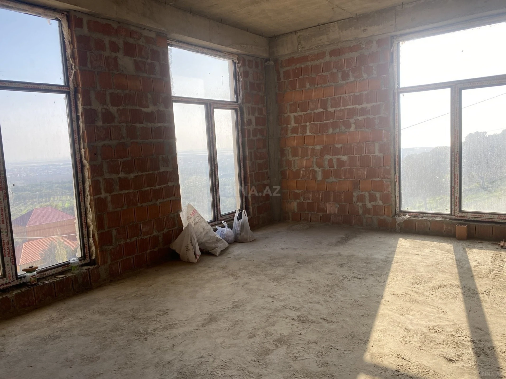 Satılır 12 otaqlı həyət evi 6000 m²