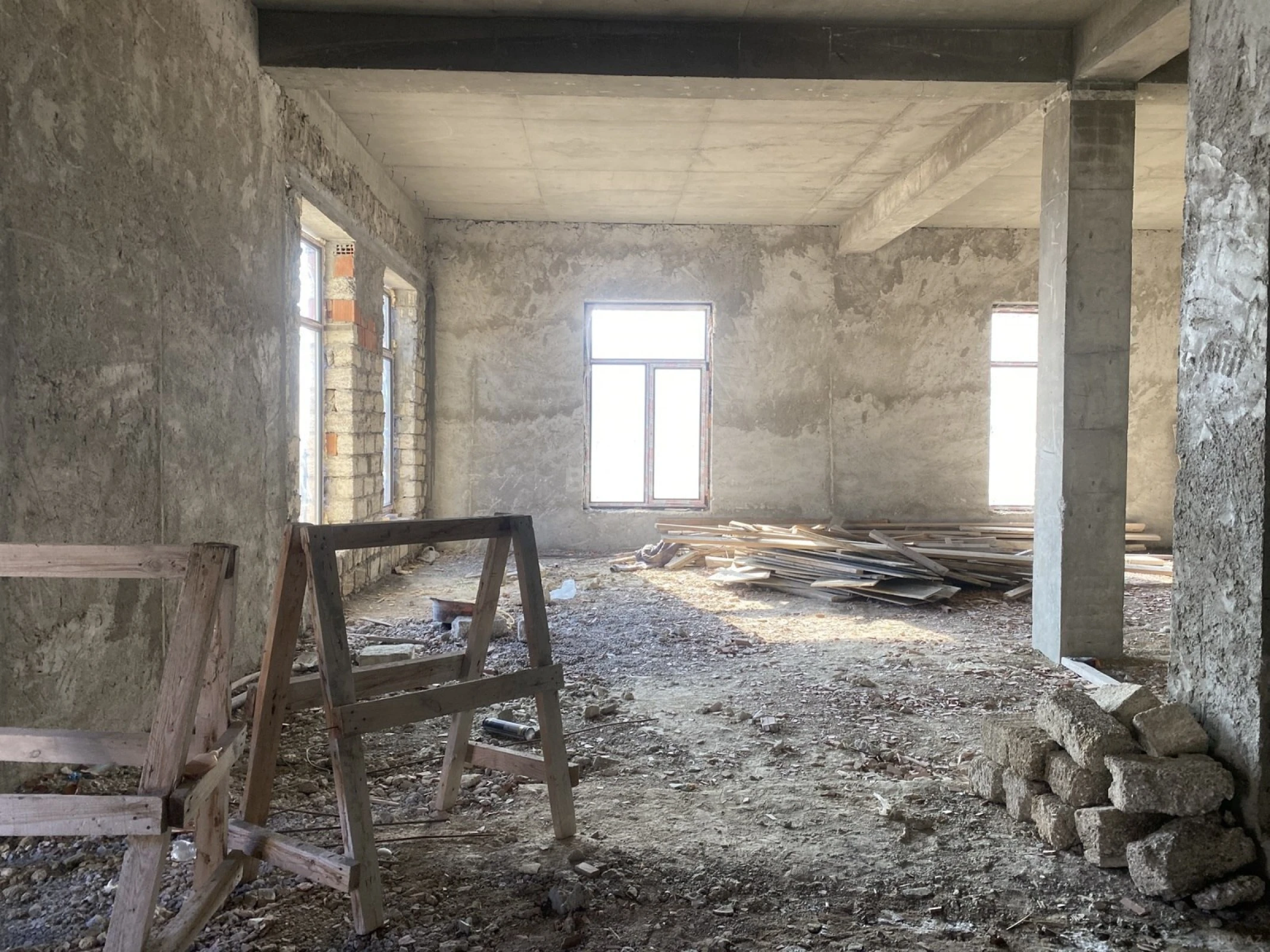 Satılır 12 otaqlı həyət evi 6000 m²