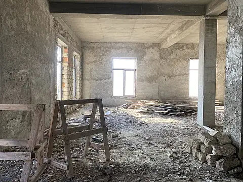 Satılır 12 otaqlı həyət evi 6000 m²