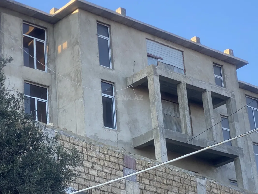 Satılır 12 otaqlı həyət evi 6000 m²