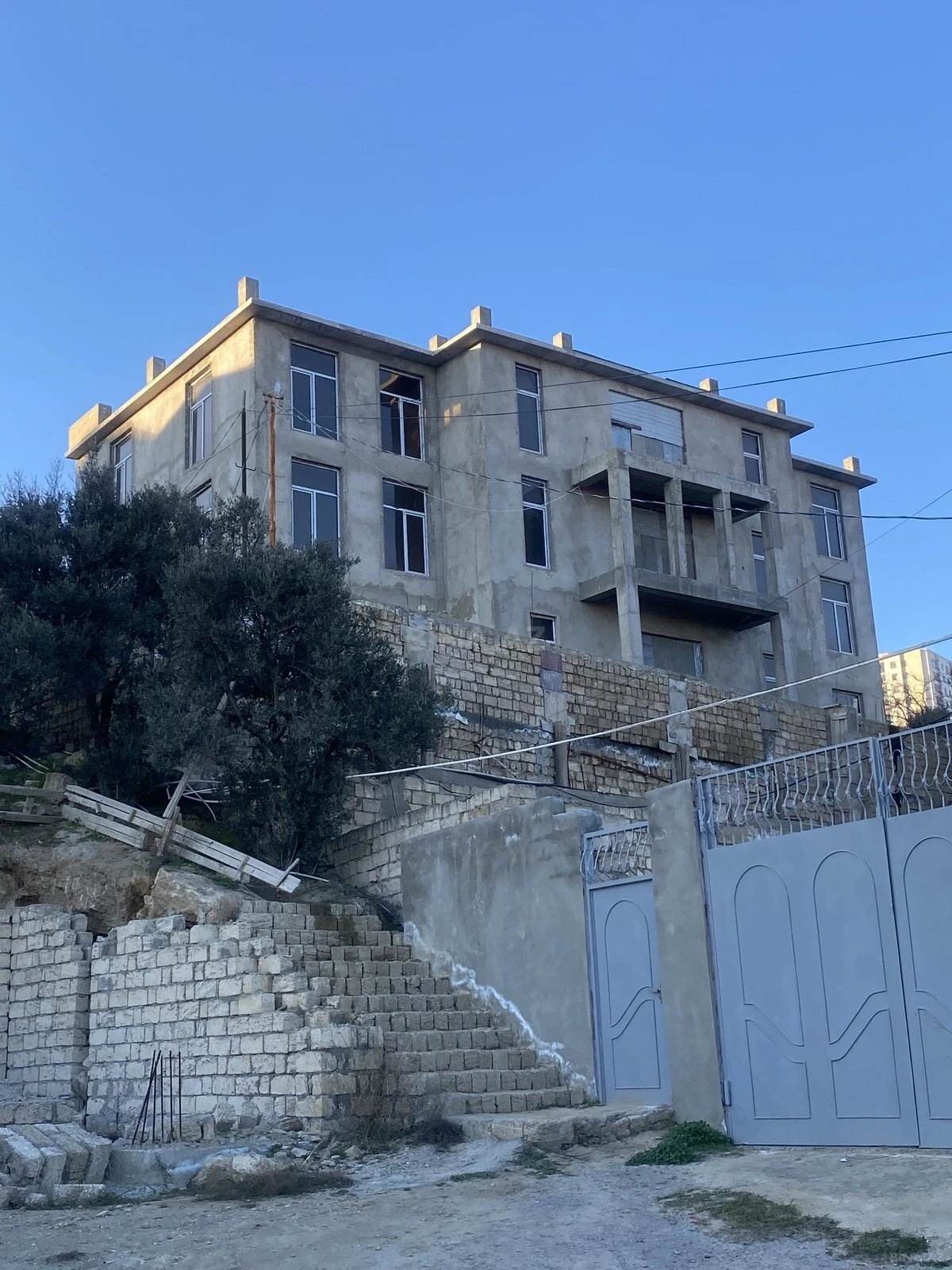 Satılır 12 otaqlı həyət evi 6000 m²