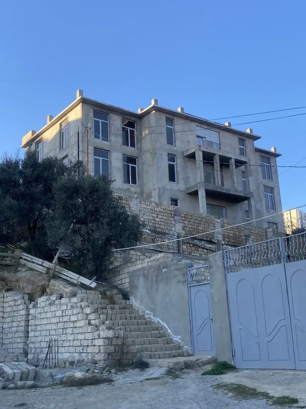 Satılır 12 otaqlı həyət evi 6000 m²