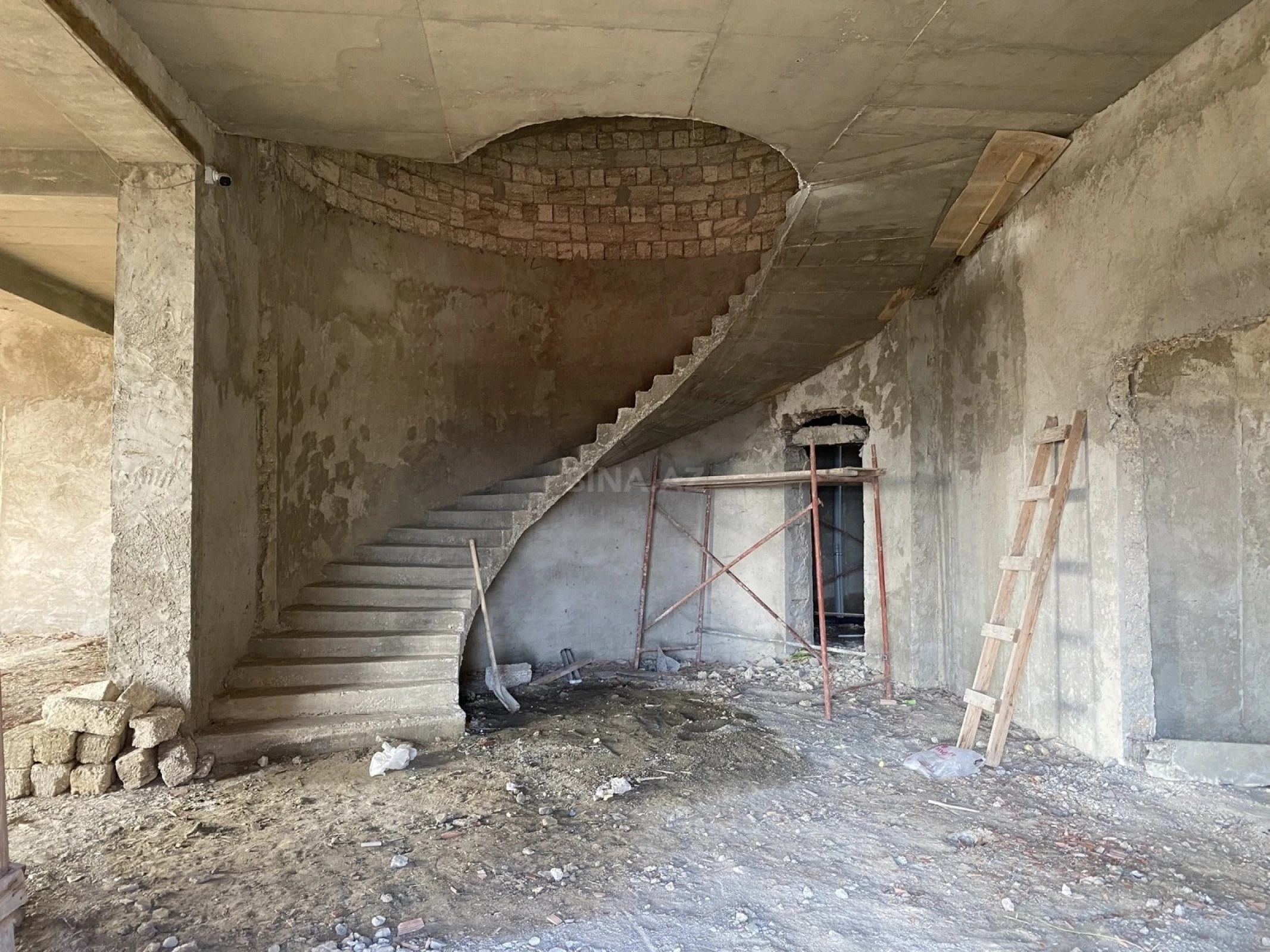 Satılır 12 otaqlı həyət evi 6000 m²