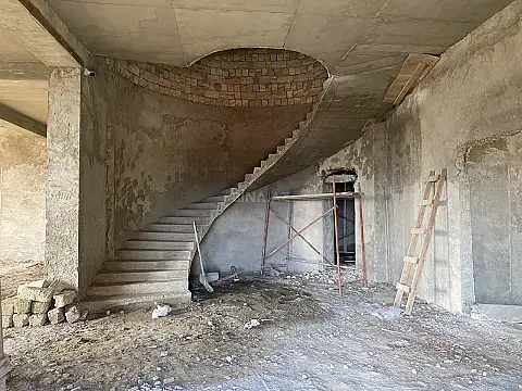 Satılır 12 otaqlı həyət evi 6000 m²