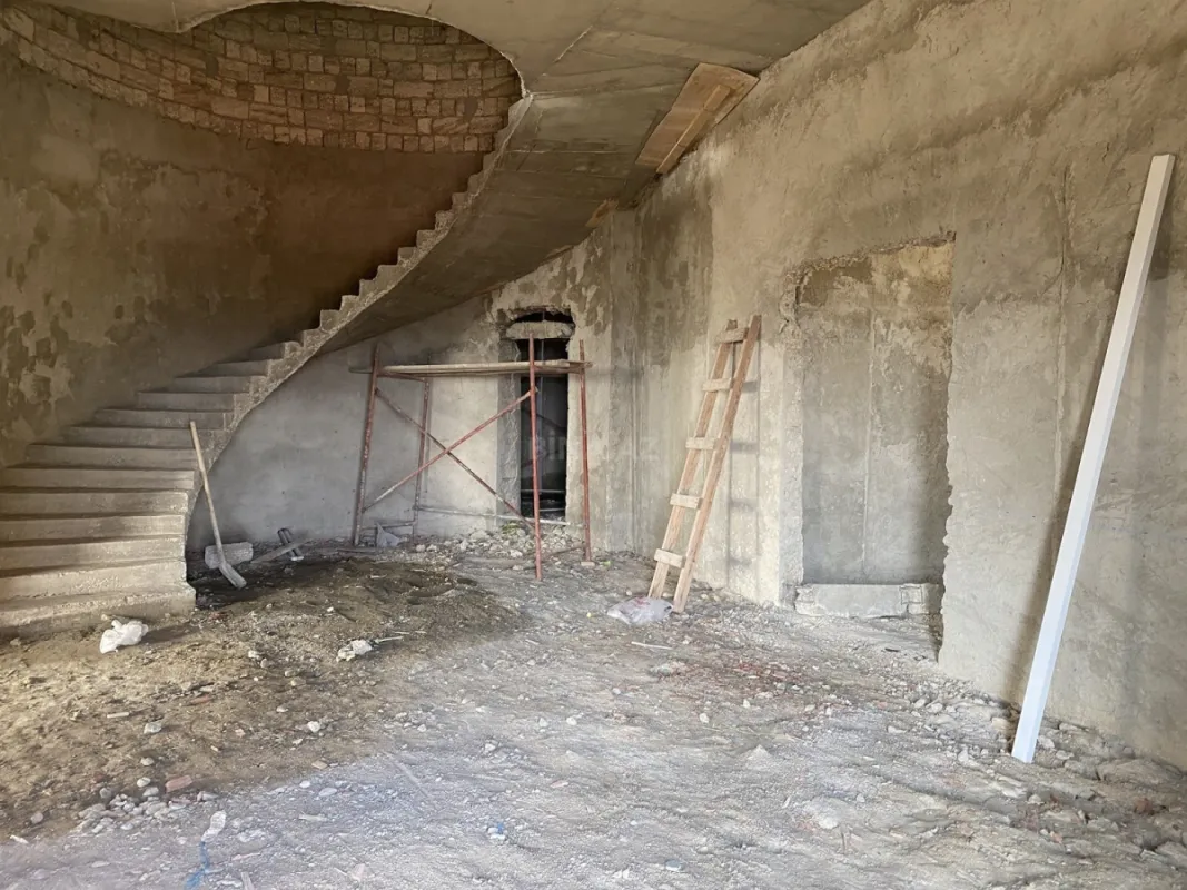 Satılır 12 otaqlı həyət evi 6000 m²