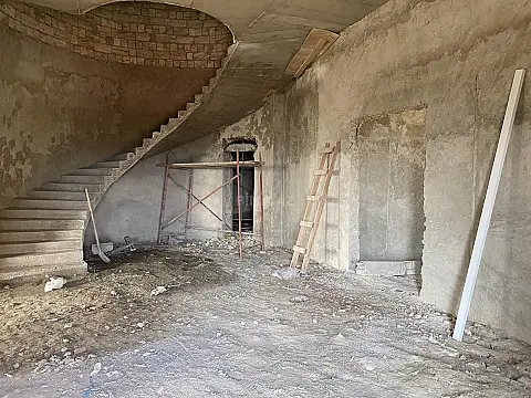 Satılır 12 otaqlı həyət evi 6000 m²