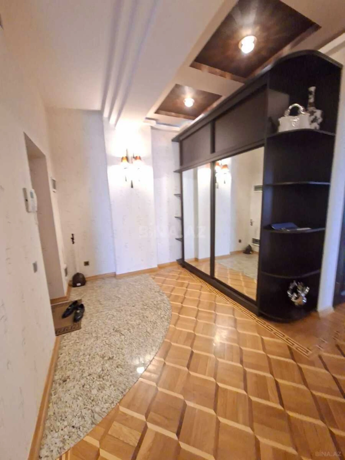 Satılır 4 otaqlı mənzil 185 m²