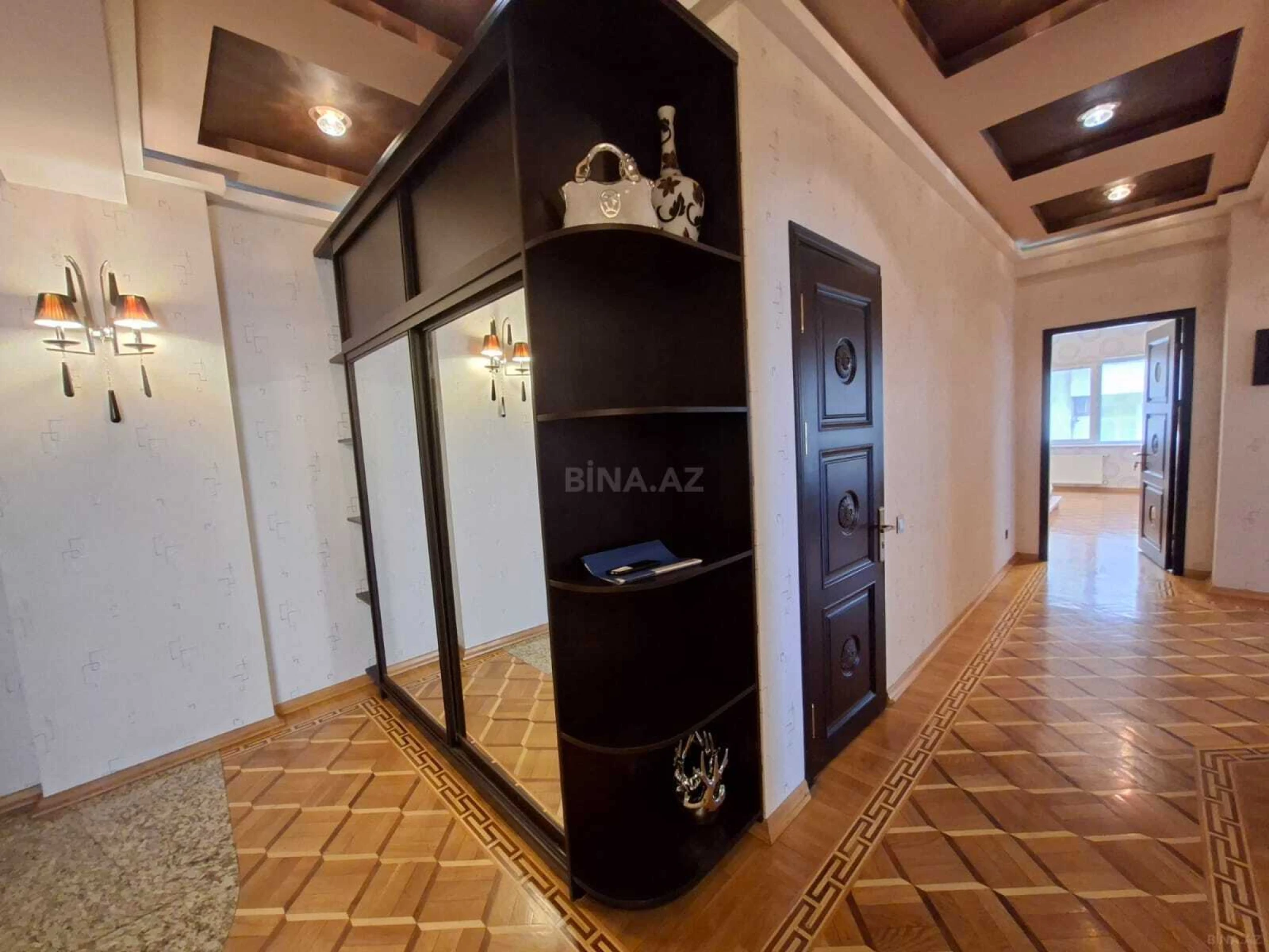 Satılır 4 otaqlı mənzil 185 m²