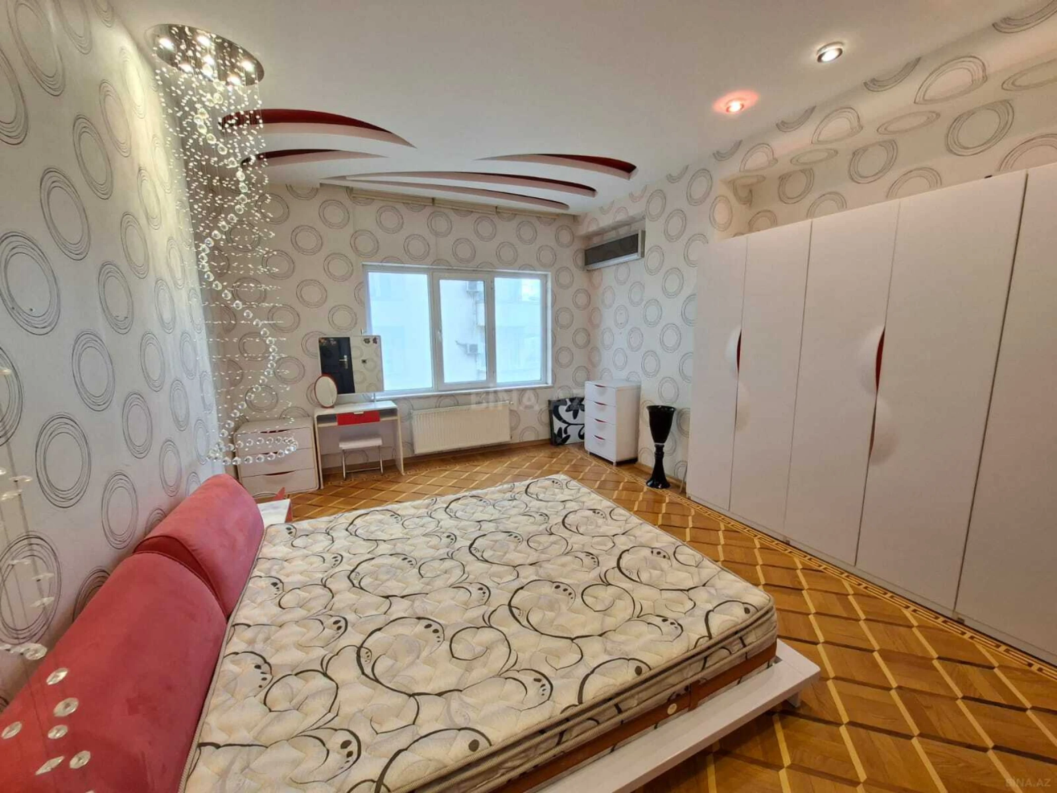 Satılır 4 otaqlı mənzil 185 m²