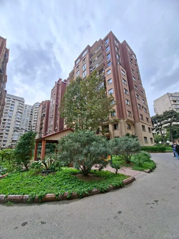 Satılır 4 otaqlı mənzil 185 m²