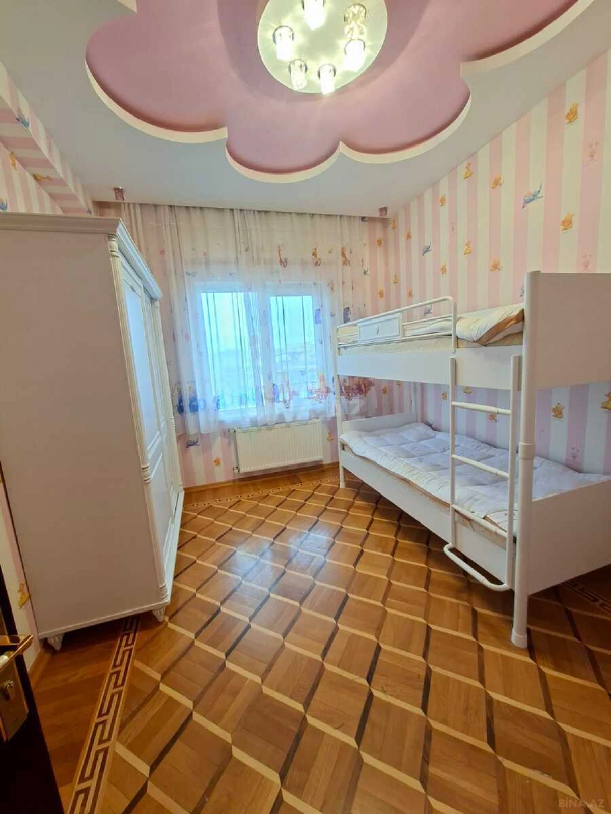 Satılır 4 otaqlı mənzil 185 m²