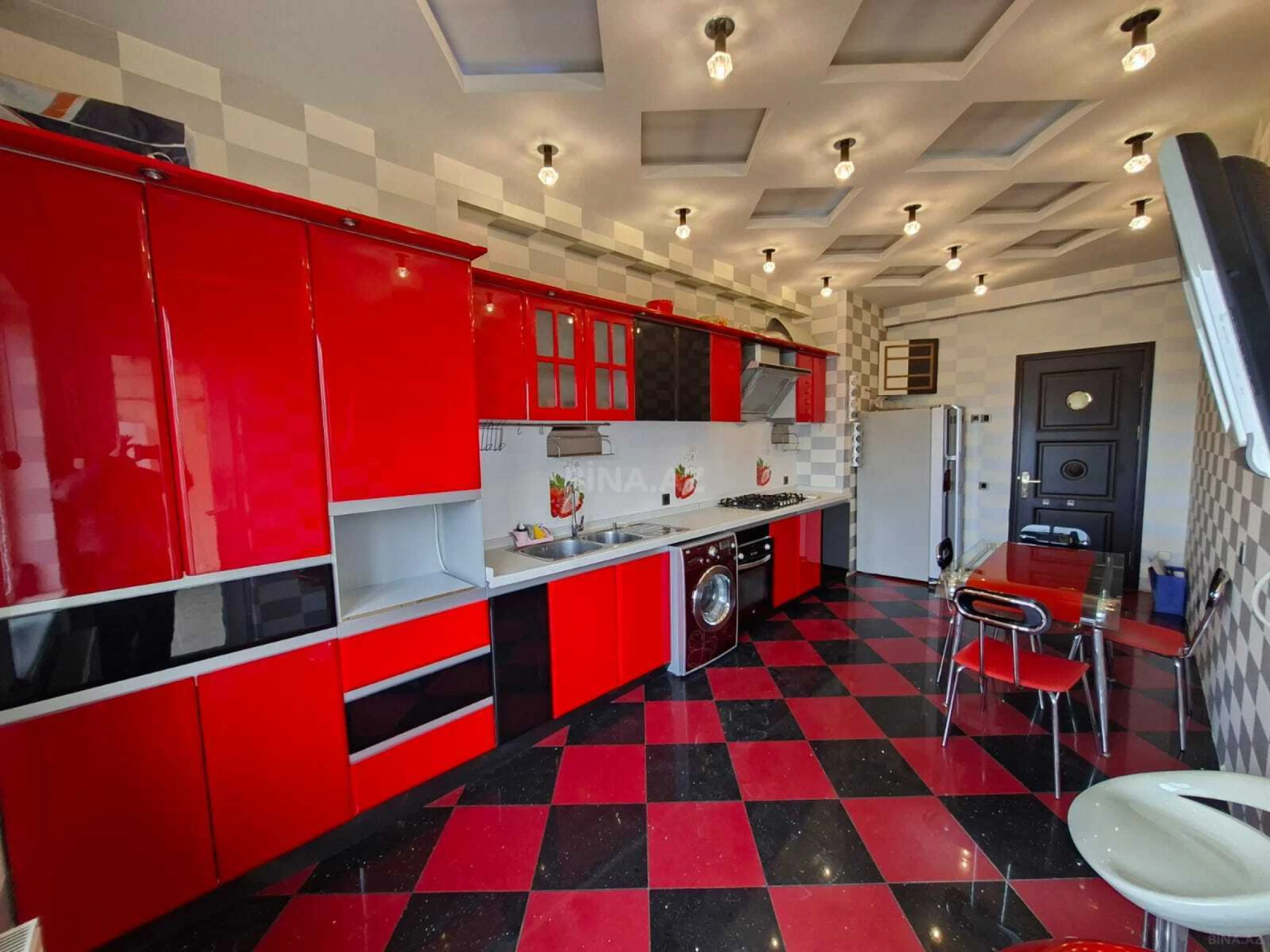 Satılır 4 otaqlı mənzil 185 m²