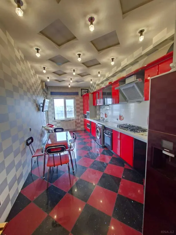 Satılır 4 otaqlı mənzil 185 m²