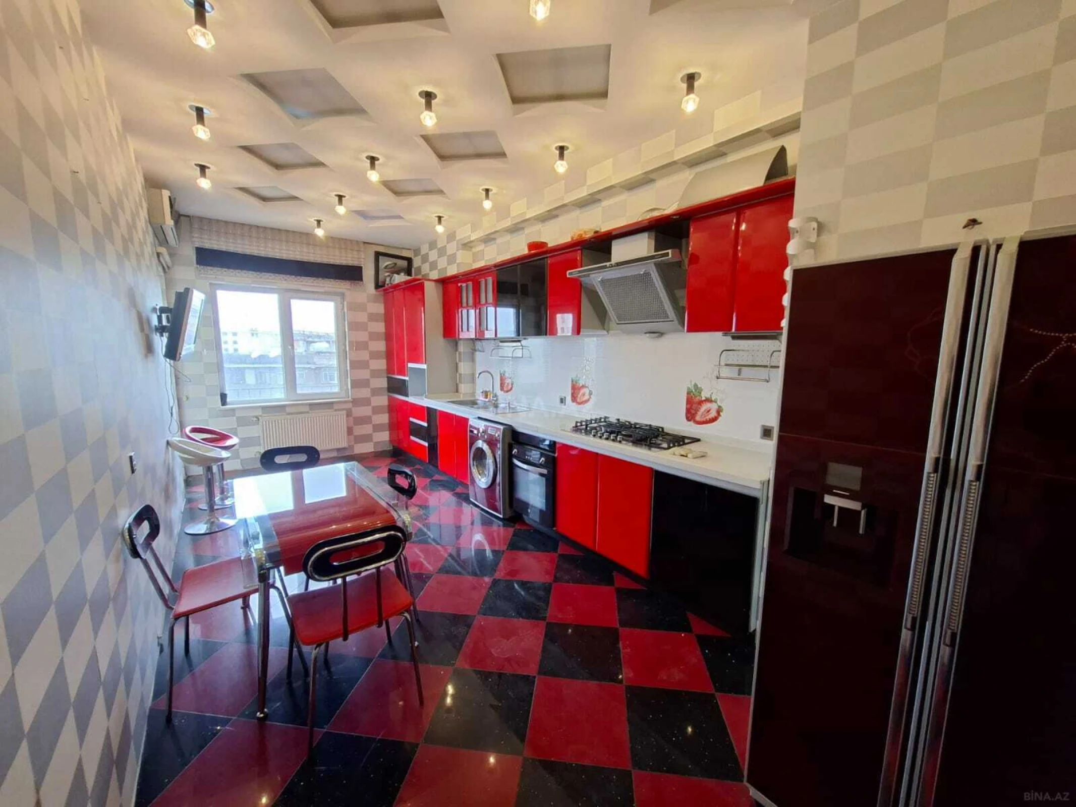 Satılır 4 otaqlı mənzil 185 m²