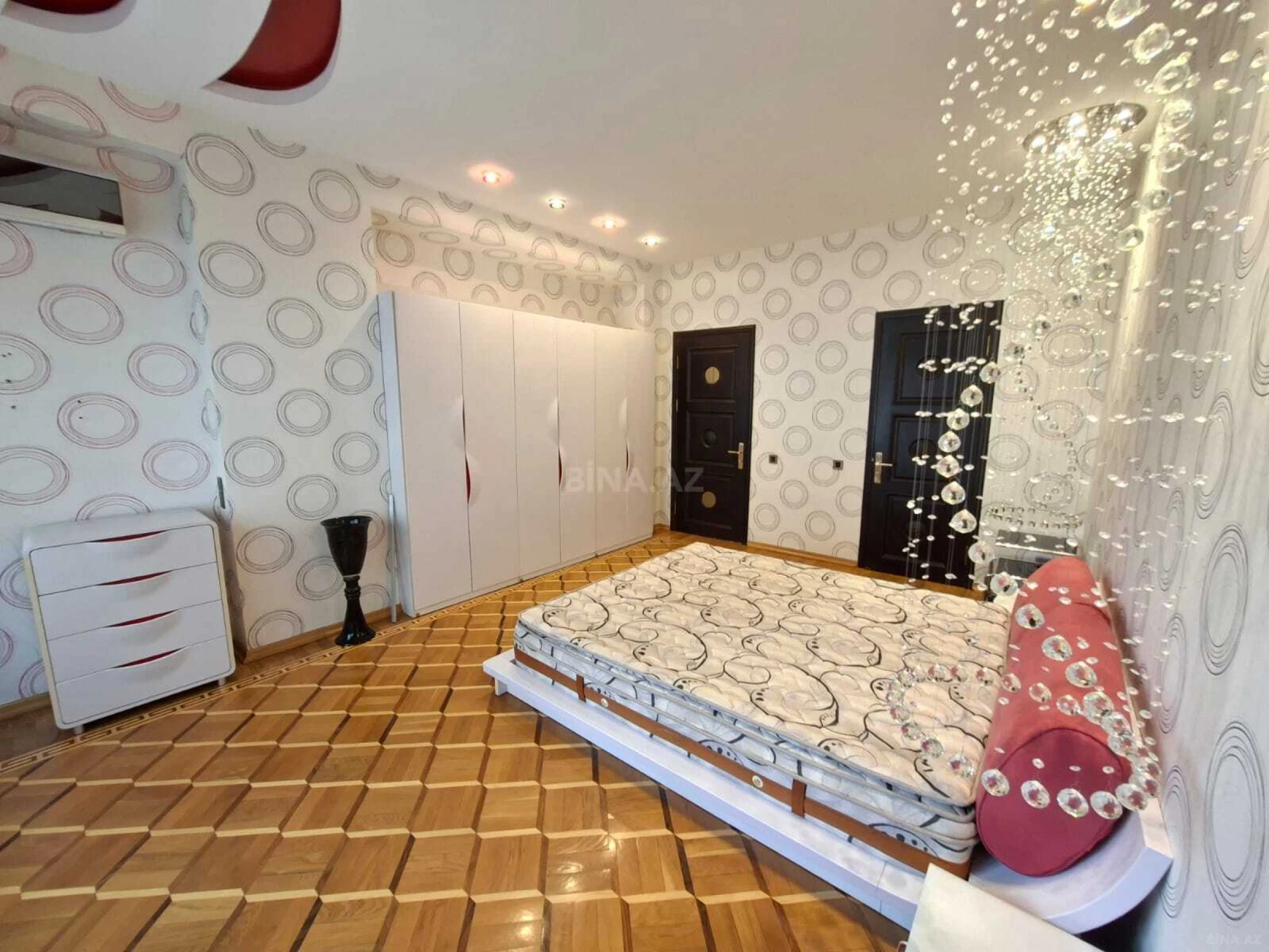 Satılır 4 otaqlı mənzil 185 m²