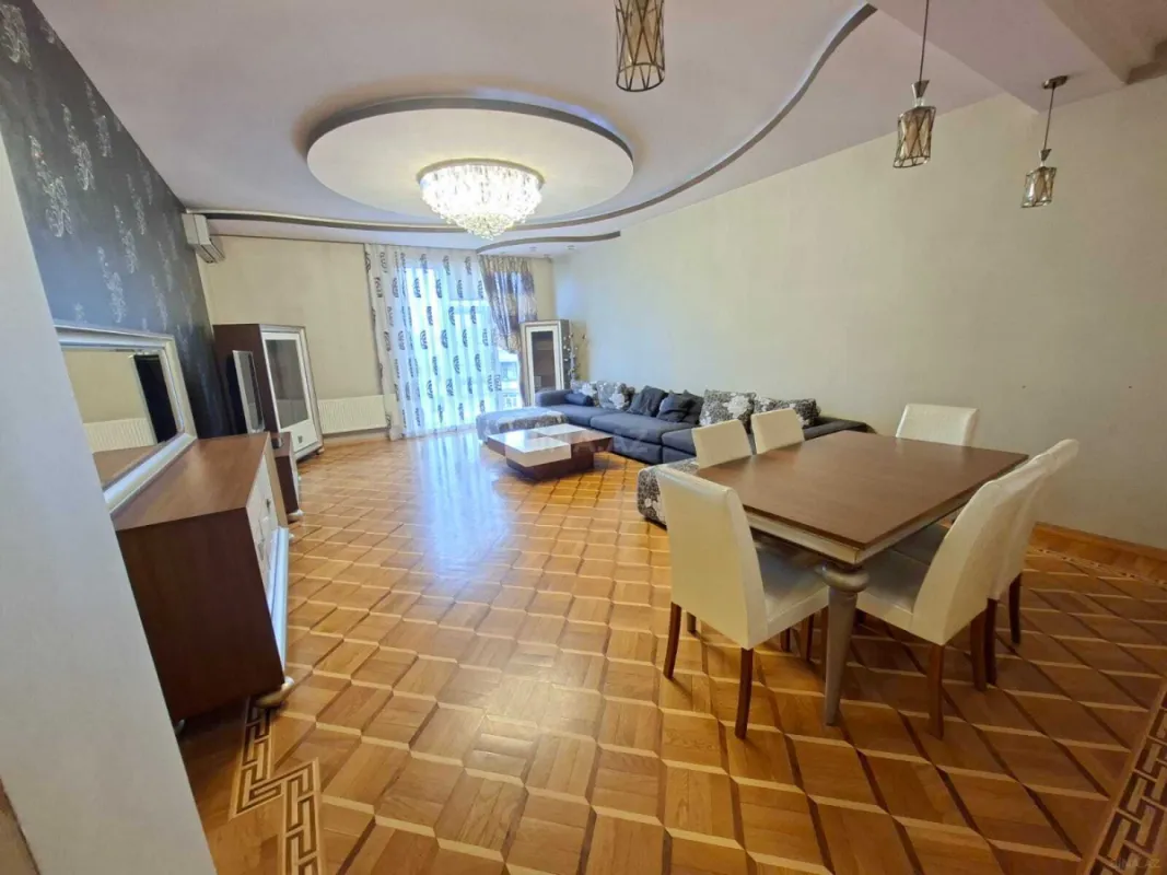 Satılır 4 otaqlı mənzil 185 m²