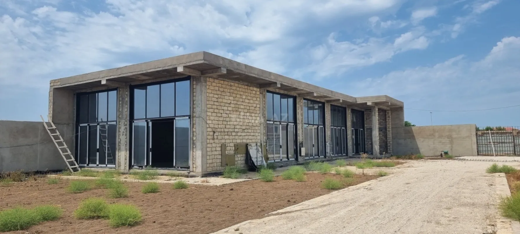 Satılır 10 otaqlı həyət evi 1200 m²