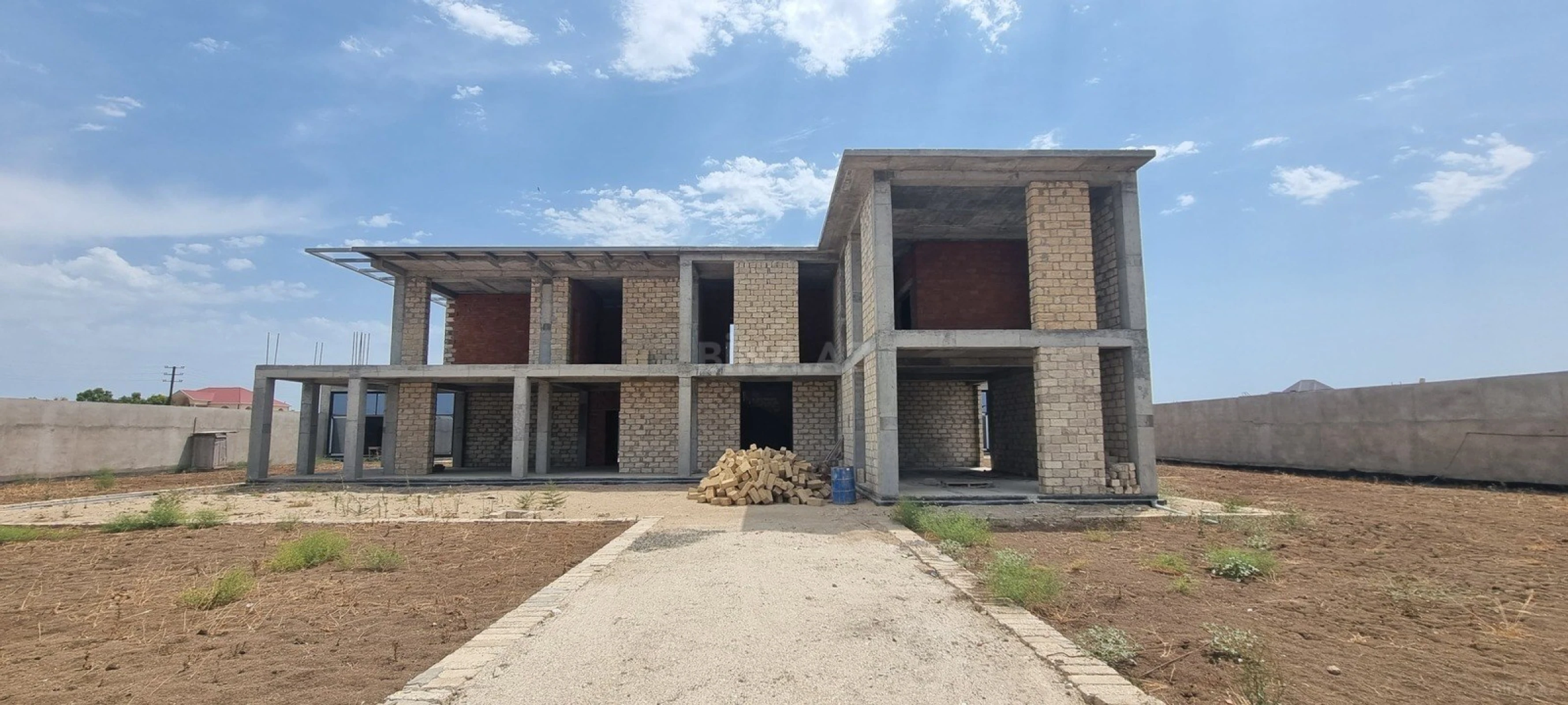 Satılır 10 otaqlı həyət evi 1200 m²
