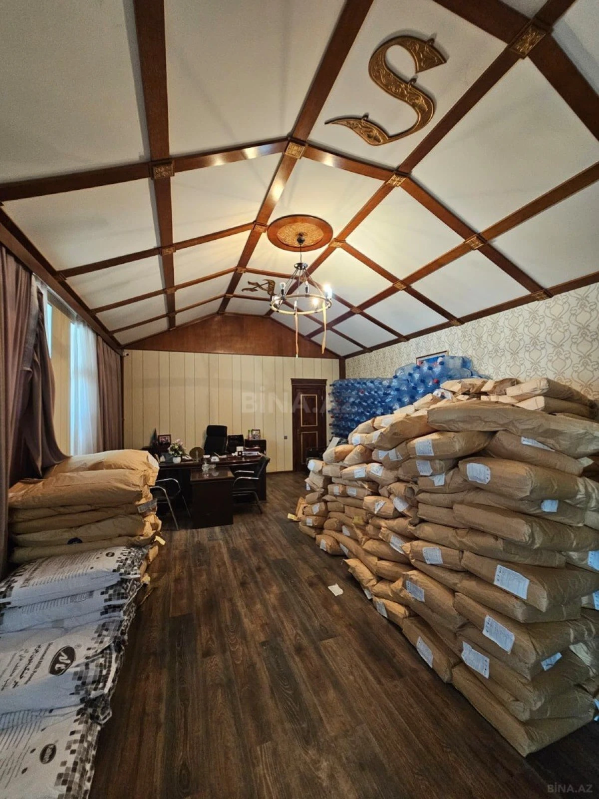 Satılır obyekt 700 m²