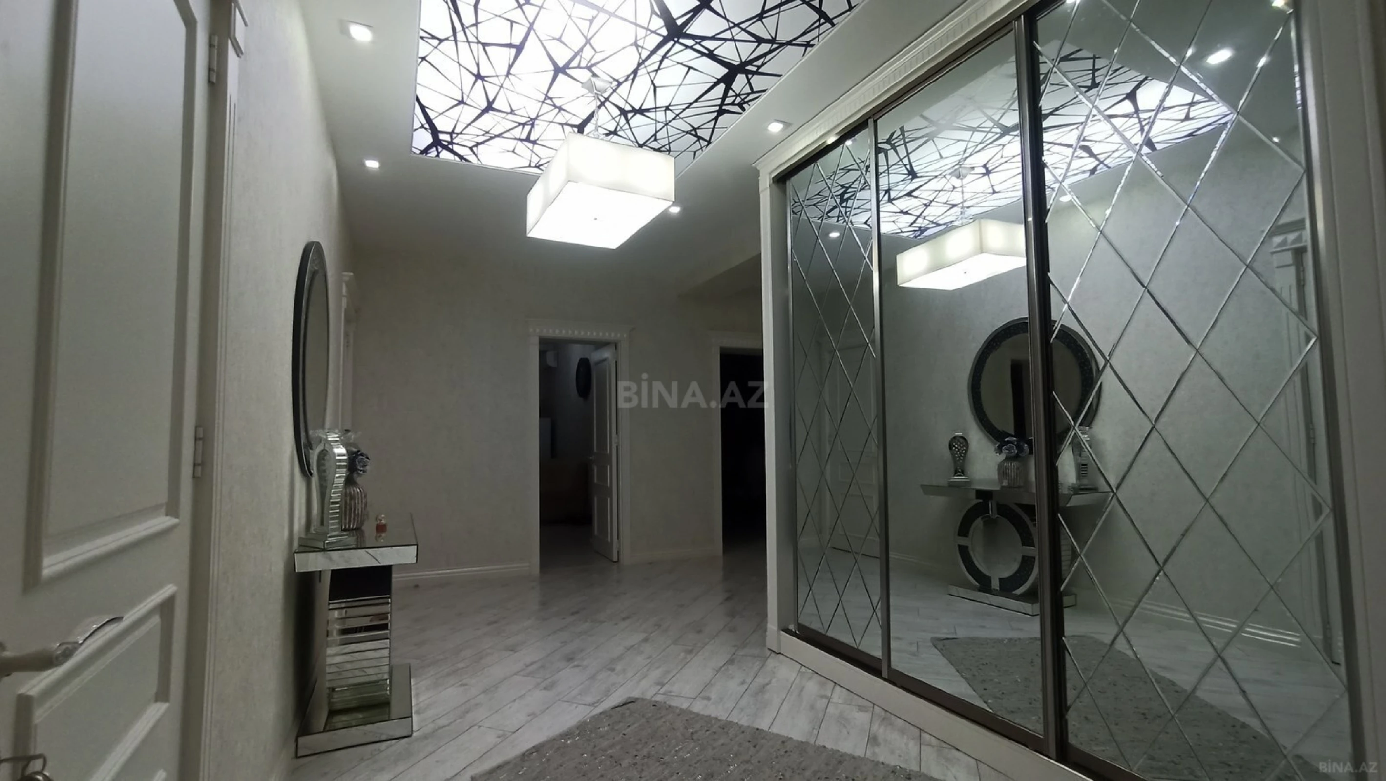 Satılır 4 otaqlı mənzil 147 m²
