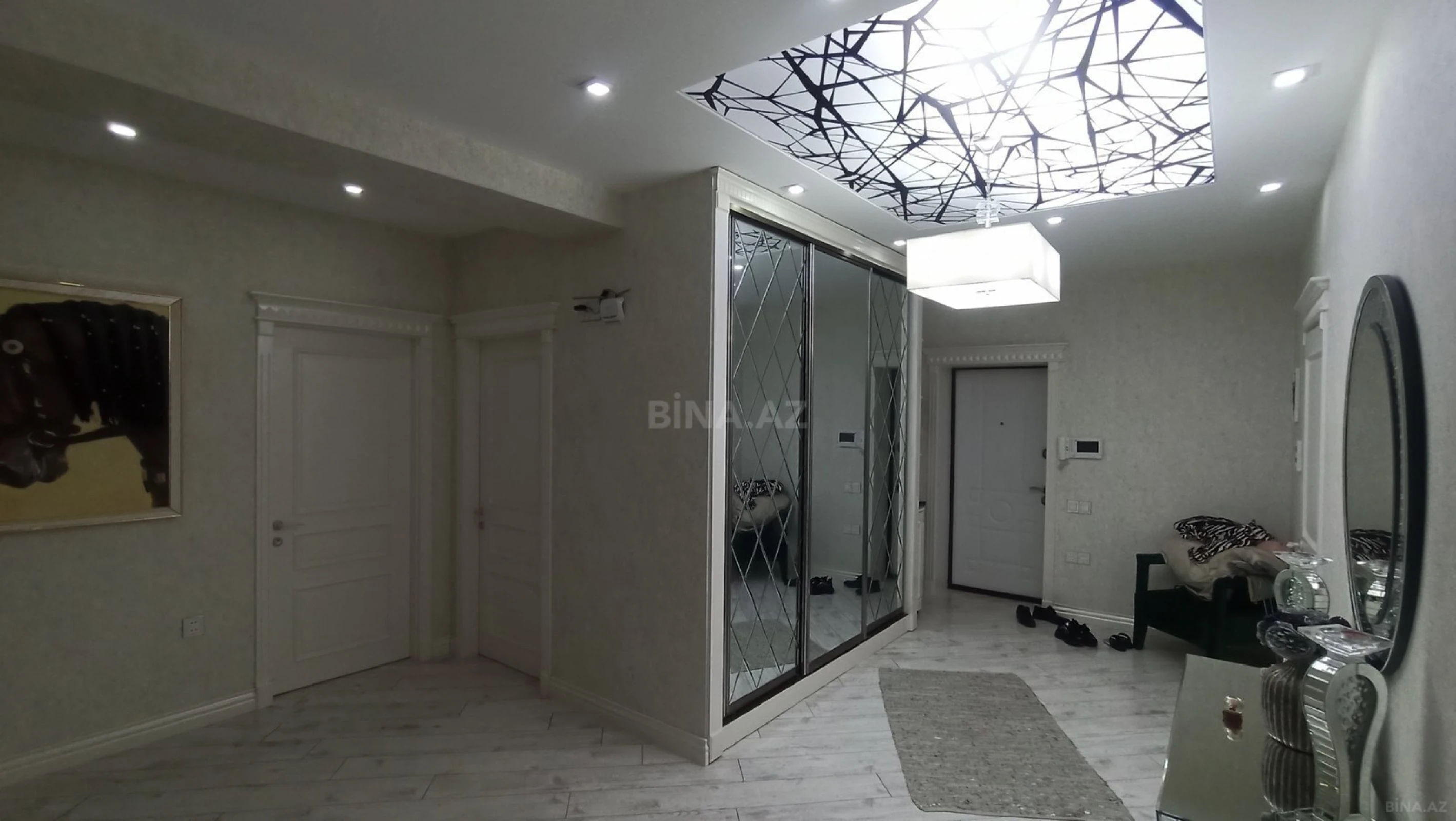 Satılır 4 otaqlı mənzil 147 m²