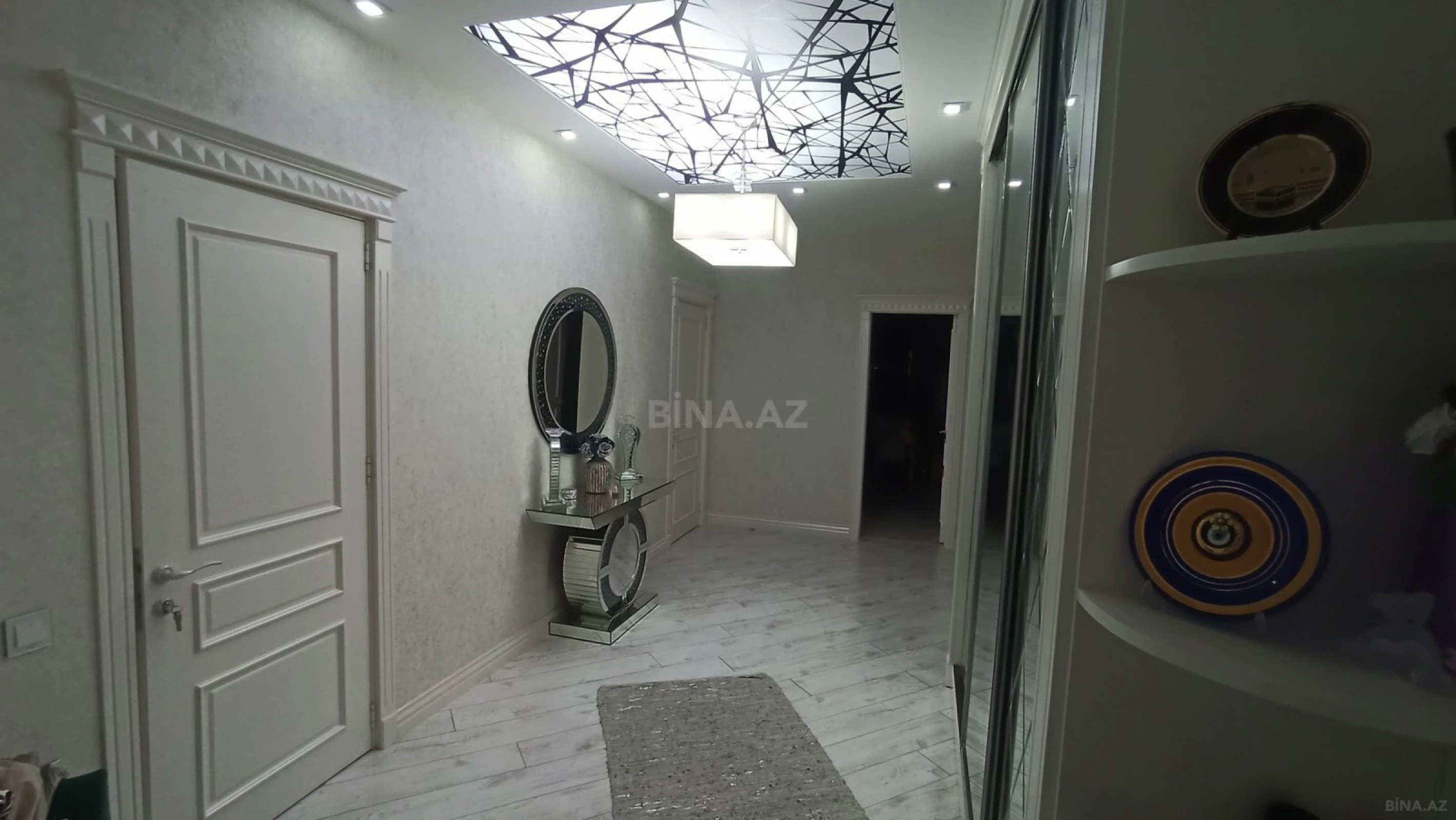 Satılır 4 otaqlı mənzil 147 m²