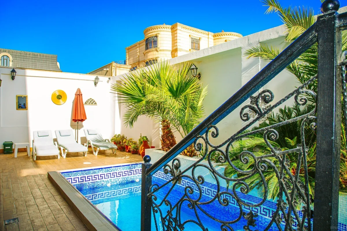 Kirayə verilir 16 otaqlı həyət evi 700 m²