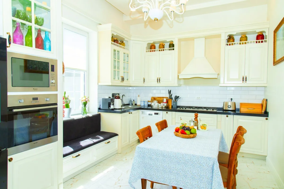 Kirayə verilir 16 otaqlı həyət evi 700 m²