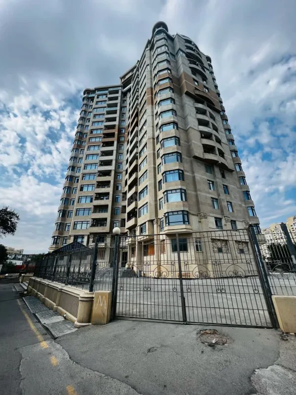 Satılır 3 otaqlı mənzil 140 m²