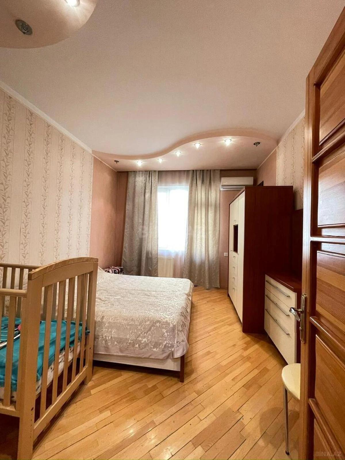 Satılır 4 otaqlı mənzil 170 m²