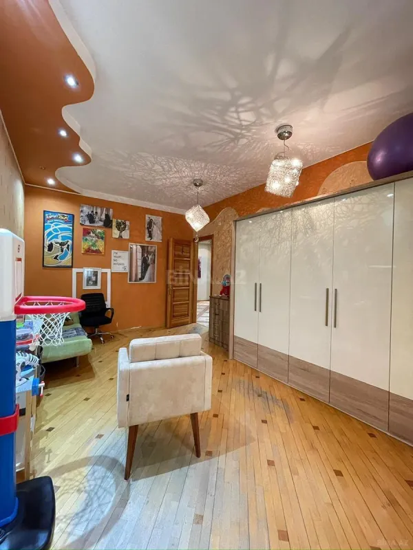 Satılır 4 otaqlı mənzil 170 m²